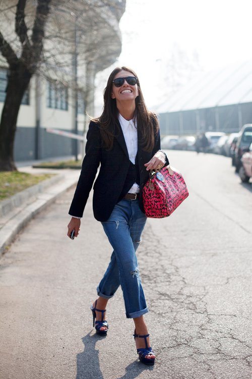 Look bsico con bolso rojo