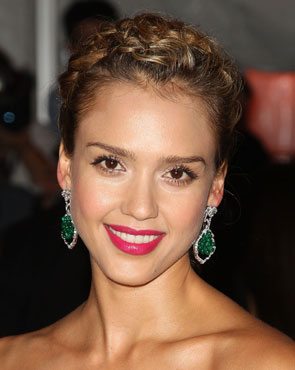 Jessica Alba con un peinado recogido con una trenza como diadema