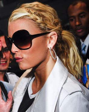 Jessica Simpson con peinado de trenzas y "cola de caballo"