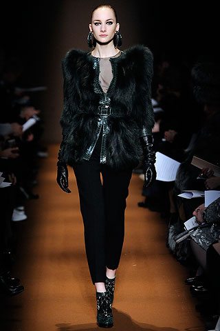 Traje en color negro de Andrew Gn con chaqueta con hombreras muy marcadas