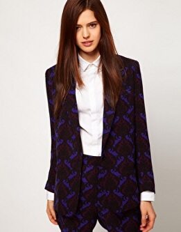 Estampados llamativos para un look de fiesta: Blazer colorido con estampado tipo barroco.