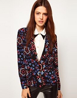 Estampados llamativos para un look de fiesta: Blazer con estampado tipo vitral.