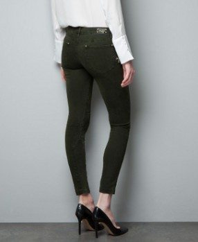 Jeans de colores oscuros marca Zara: color caqui