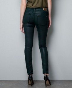 Jeans de colores oscuros con revestimiento en Zara