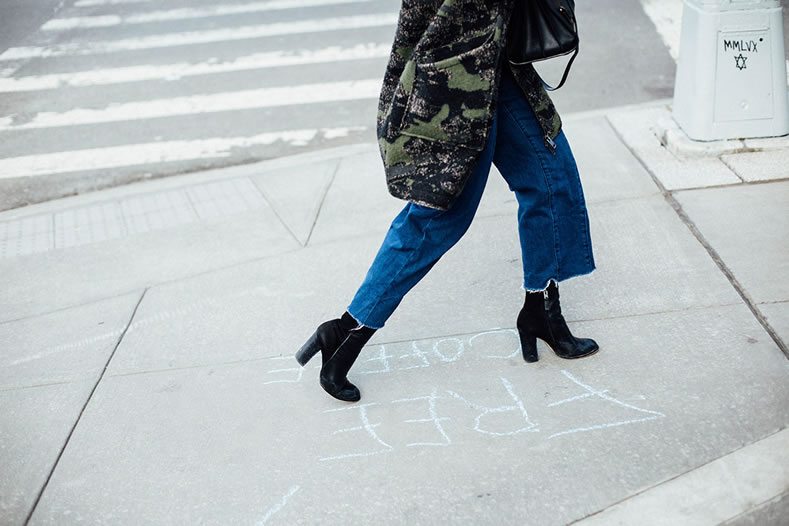 Jeans sin ruedo con botines